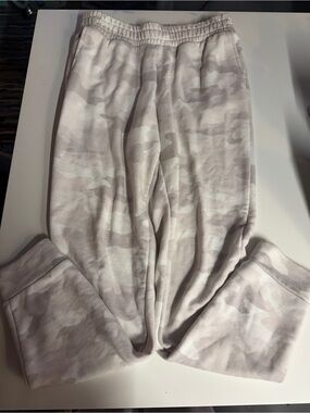 Secret Treasures Light Gray Camo Jogger Pants